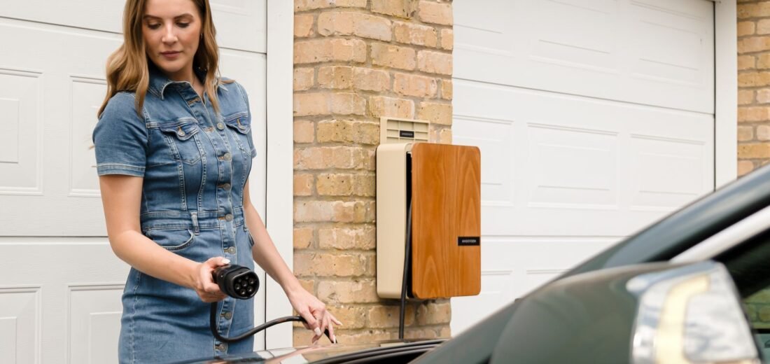 Voiture électrique en recharge sur une borne à domicile, contrat dynamique et voiture électrique