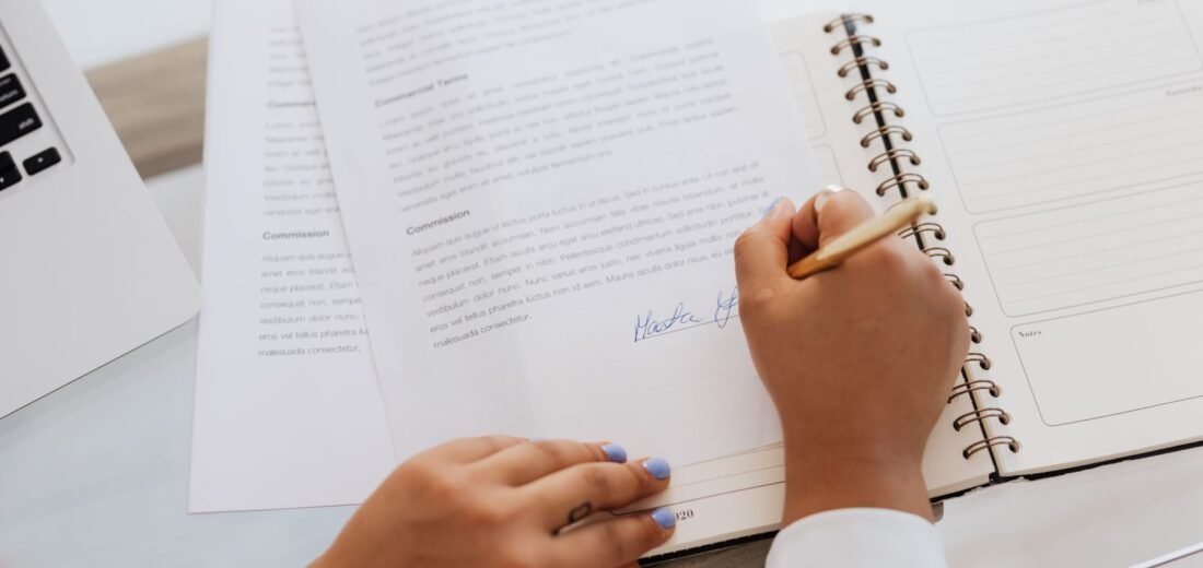 Contrat et documents sur une table, frais de résiliation contrat énergie