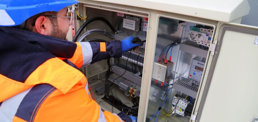 Technicien réseau devant une armoire électrique, Sibelga est-il un fournisseur